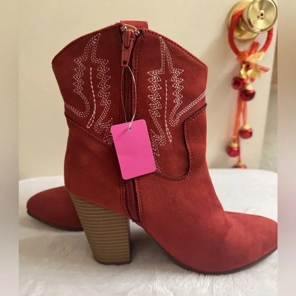 Code West red faux-suede Western ankle boots. Size 6.5 - Picture 10 of 16